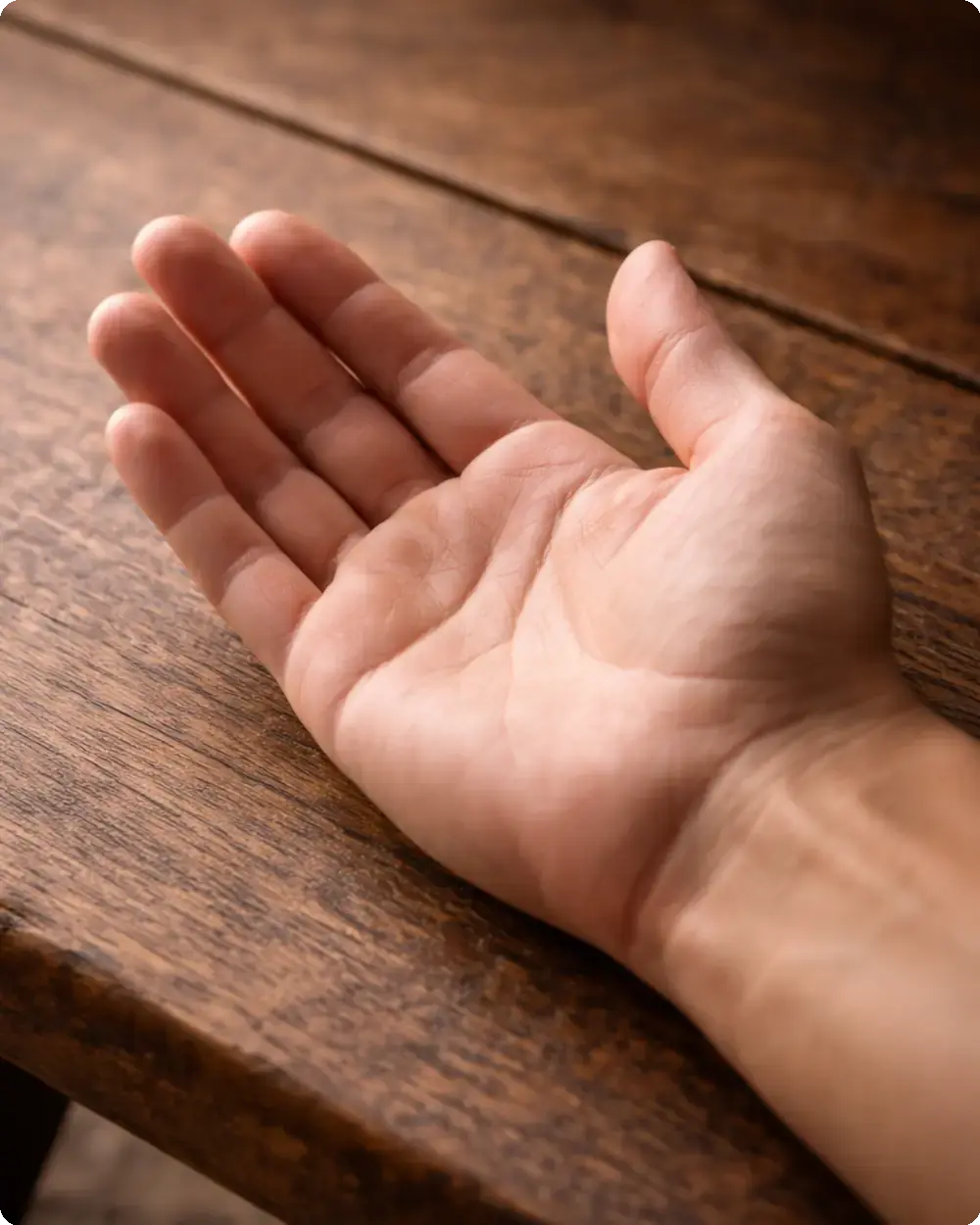 Main humaine ouverte posée sur une table